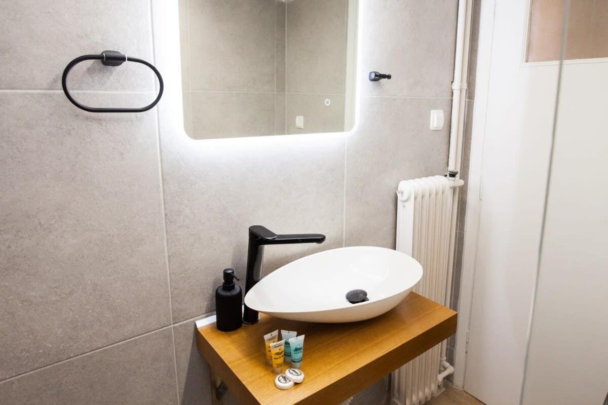 Contemporary Stylish Apartment Located Near Metaxourgeio Area Афіни Екстер'єр фото