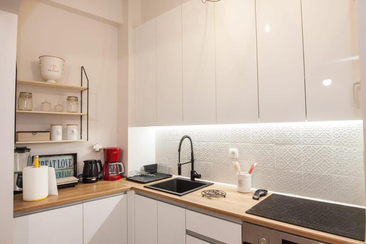 Contemporary Stylish Apartment Located Near Metaxourgeio Area Афіни Екстер'єр фото